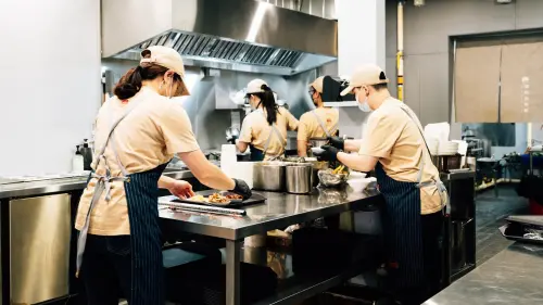 ▲ 「錦田肉燥飯」自由旗艦店空間設計充滿巧思，採用簡潔俐落的設計語彙，半開放式的料理檯，則讓餐點的製作過程一目瞭然。（圖／翻攝畫面）