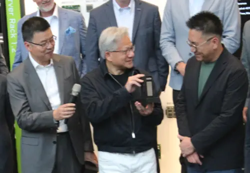 ▲黃仁勳手上也準備了AI超級電腦的縮小模型，要送給在場的供應鏈廠商。（圖／記者鍾泓良攝影）