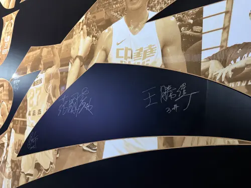 ▲富邦悍將的范國宸與王勝偉今日早上也有蒞臨展場，並在牆上簽名，林志傑笑說自己其實很喜歡看棒球，希望退役之後可以常去看棒球。（圖／記者陳昱慈攝）