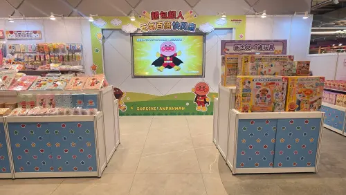 ▲《麵包超人》快閃店集結玩具、文具與互動商品，不少家長帶小朋友到場體驗。（圖／裕隆城）