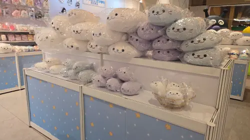 ▲快閃店同步販售多款療癒系角色抱枕與玩偶。（圖／裕隆城）