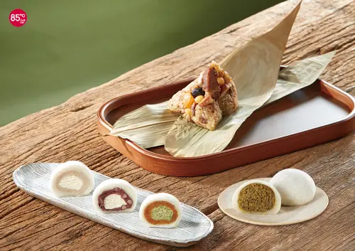 ▲85度C甜心冰粽推出花生香菜口味，還有杜拜巧克力大福新品。（圖／85度C提供）