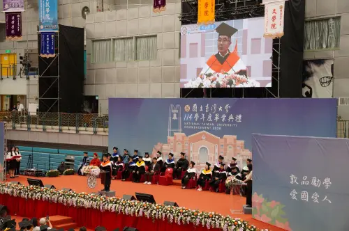 台大畢業典禮今登場！校長陳文章勉勵跨域學習、保持韌性與熱情