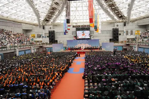 ▲台灣大學今（30）日於綜合體育館舉辦114學年度畢業典禮，今年學士班畢業生有5497人、碩士班畢業生有5440人、博士班畢業生有606人，總計1萬1543人。（圖／台大提供）