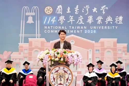 ▲台灣大學今（30）日舉辦114學年度畢業典禮，邀請「遠山呼喚 Calls Over Ridges」共同創辦人暨執行長、經濟學系校友林子鈞擔任致詞貴賓。（圖／台大提供）