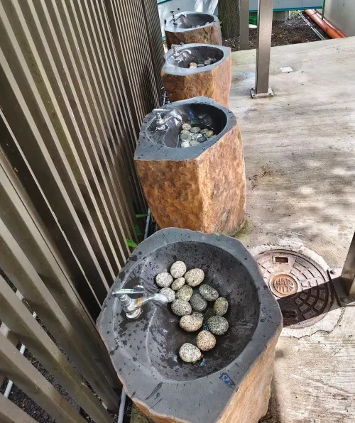 ▲有民眾發現戶外洗手台被丟滿一堆石頭，不解有何用途而上網發問。（圖／路上觀察學院臉書）