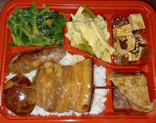 ▲原來該黑衣男離去的原因，是因為誤會店員把外帶便當直接改成內用餐點又上桌，有點生氣就直接離席，讓老闆出面澄清強調「餐點一定是重新製作」，雙方才解開誤會。（圖/安溪蛤仔麵臉書）