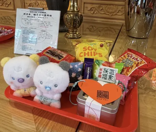 ▲為搶BTS等演唱會門票，粉絲瘋拜月老，圖為被封為「最強票運新地標」的「高雄三鳳宮」的月老姻緣殿。（圖／高雄市民政局提供）