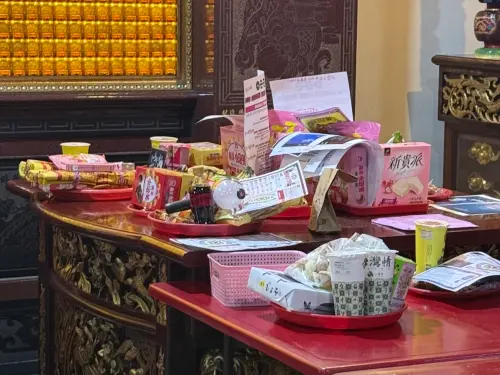 ▲高雄關帝廟的月老殿，也有許多演唱會應援小物。（圖／記者葉盛耀攝）
