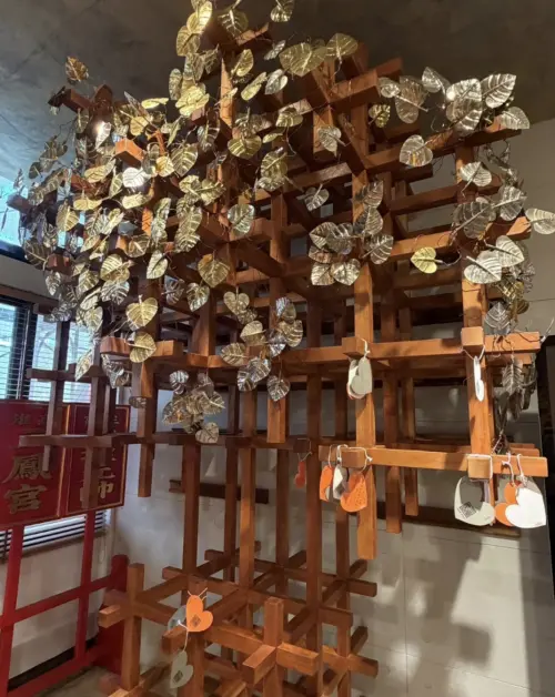 ▲粉絲們更將渴望購得的場次與票種寫在祈福卡上、掛上「姻緣樹」。（圖／高雄民政局提供）