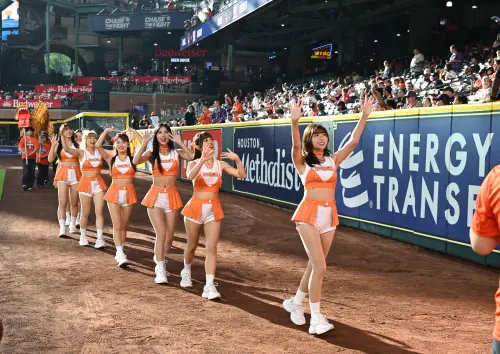 ▲太空人球團更邀請當地高中生組成的舞龍團隊與UniGirls同台演出，以統一獅嗆司應援曲〈登峰造極〉與〈統一尚勇〉搭配巨型舞龍。（圖／統一獅提供）
