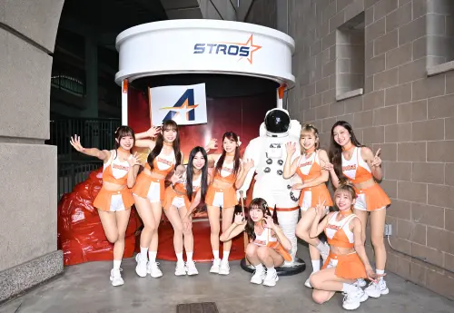 ▲賽前鄧愷威前往牛棚熱身時， 也特地向正在場邊準備演出的UniGirls親切揮手致意，女孩們也紛紛為鄧愷威加油，期待今日能有精彩表現。（圖／統一獅提供）