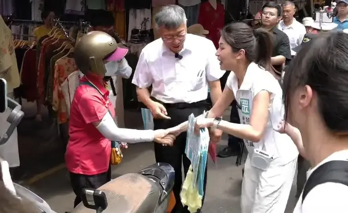 ▲柯文哲今天到台中水湳市場，為市議員參選人劉芩妤掃街拜票。（圖／翻攝劉芩妤YT，2026.05.30）