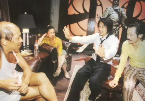 ▲梁小龍（左起）、元秋、周星馳、元華在《功夫》中的演出是經典，梁小龍今年初去世，元華去年曾返港為元秋慶生。（圖／翻攝自HKMDB）