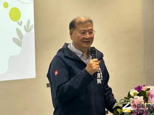 ▲高雄市政府勞工局局長江健興籲請雇主應採取必要的危害預防措施，以守護戶外作業勞工職場安全。(圖／記者黃守作攝)。