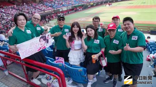▲一群味全龍迷、李多慧迷自發性穿「小綠綠」到球場，為自家球隊、啦啦隊員加油。（圖／記者張一笙攝）