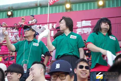 ▲資深味全龍迷們，私下號召球迷一同穿著「小綠綠」到天母棒球場。（圖／記者張一笙攝）