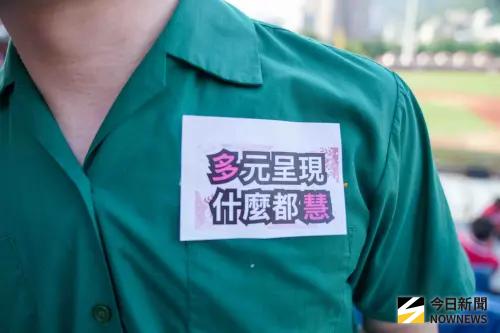 ▲味全球迷自備口號「多元呈現，什麼都慧」挺李多慧，並喊話網友一起進場中華職棒、啦啦隊文化。（圖／記者張一笙攝）