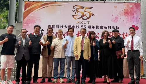 ▲藝術家李穀摩受邀現場揮毫後，與駐足欣賞來賓合影，為校慶增添藝文氛圍。（圖／南開科大提供）