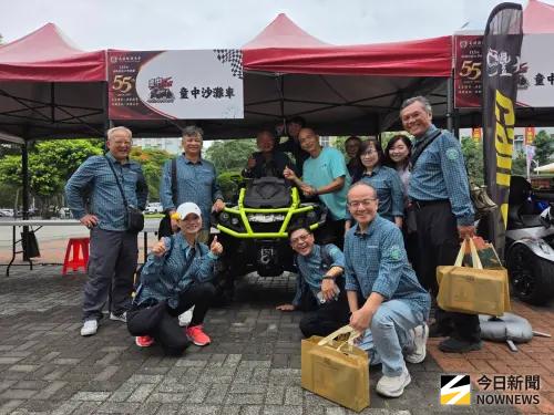 ▲校慶活動同步舉辦特色車展，展示智慧車輛及相關技術成果，校友回娘家參與車展活動。（圖／南開科大提供）