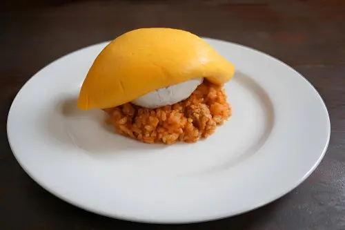 ▲「さん太（SANTA）」招牌餐點之一的康門貝爾起司蛋包飯，現在在晶華酒店也嚐得到。（圖／晶華酒店提供）