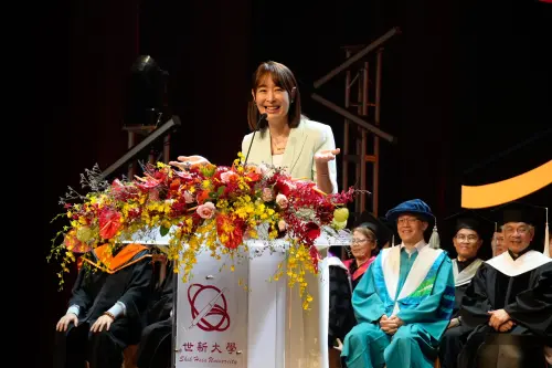 賈永婕出席北大、世新畢業典禮致詞　勉勵年輕人擁有叛逆的靈魂