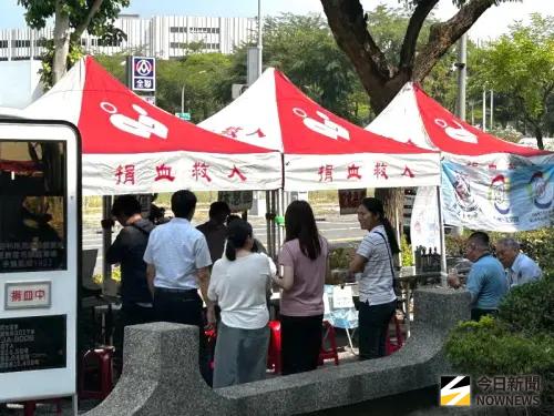 ▲台電公司鳳山區營業處舉辦捐血活動，員工及眷屬踴躍捐血。(圖／記者黃守作攝)