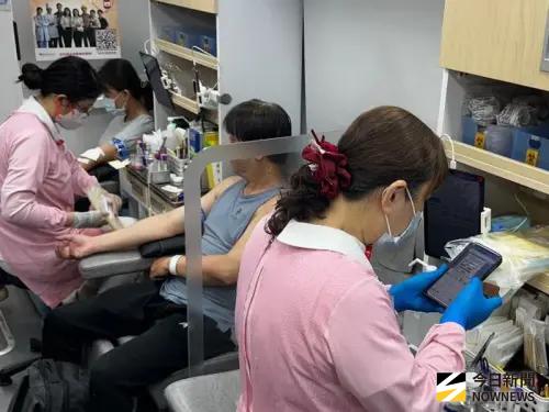 ▲台電公司鳳山區營業處舉辦捐血活動，員工及眷屬踴躍捐血。(圖／記者黃守作攝)