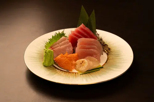 台中宵夜新地標 「8+9 吧食酒」祭限量10元生魚片吸客