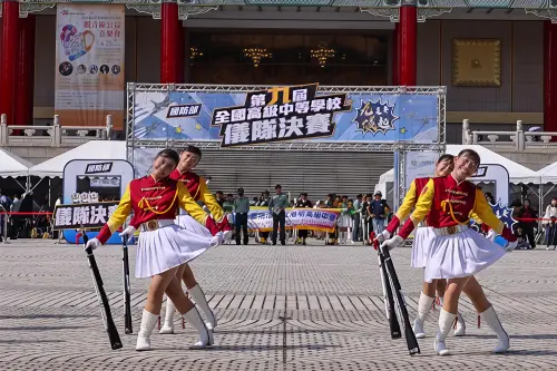 ▲屏東女中榮獲亞軍，隊員以俐落操槍動作及高度默契贏得滿場喝采。（圖／記者莊全成翻攝）