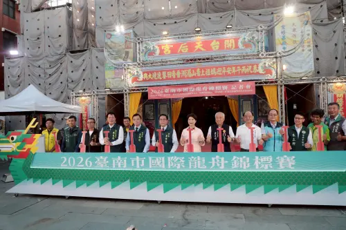 龍舟賽規模創新高！黃偉哲為龍舟點燈13國選手跨海交流