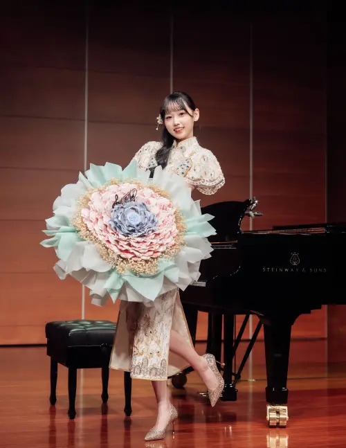 ▲音樂會當天親友團力挺，伊品表示：「我媽媽是我的粉絲，她送我上面都是鈔票的『有錢花』！」（圖／好言娛樂提供）