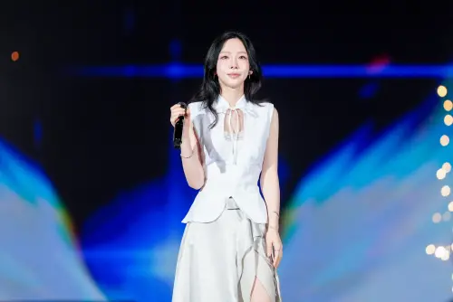 ▲太妍穿純白挖空小背心，小露手臂線條和事業線，散發女神氣場。（圖／讀者提供）