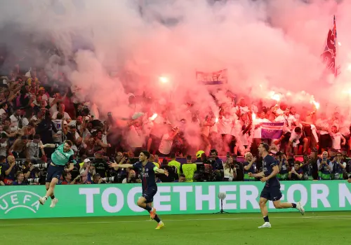 ▲大巴黎(PSG)球員在贏得拋硬幣環節後，選擇在本方死忠球迷看台前率先主罰。這項關鍵的心理優勢，成為壓垮兵工廠PK大戰心理防線的第一根稻草。（圖／路透／達志影像）