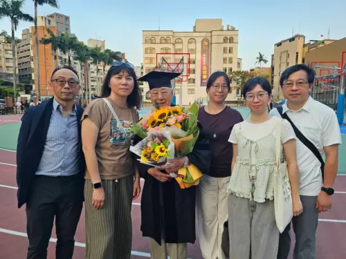 ▲資深氣象主播李富城畢業，表示收穫很多，是一段很了不起的學習經驗。（圖╱取自李富城臉書）