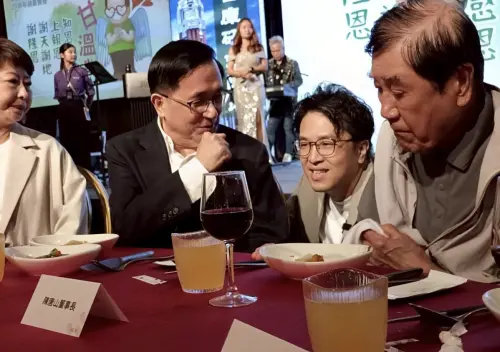 曬沈伯洋蹲地請益照　陳水扁：嗆賭100萬的阿珠議員輸定了！