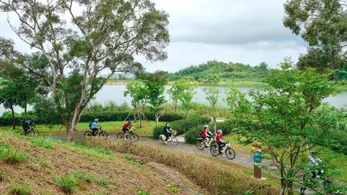 ▲活動由高雄市國際自行車觀光促進協會專業領騎人員帶領民眾探索仁武、大社優美的山湖景觀。（圖／高市府觀光局提供）