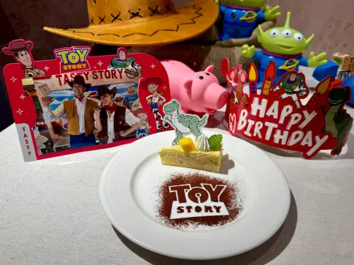 ▲壽星生日優惠送《玩具總動員5》專屬限量相片卡、生日帽和限定慶生蛋糕。（圖／記者蕭涵云攝）