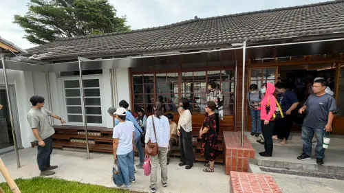 ▲建築師施舜文帶領現場導覽「黃埔客站」建築細節。（圖／高市府客委會提供）