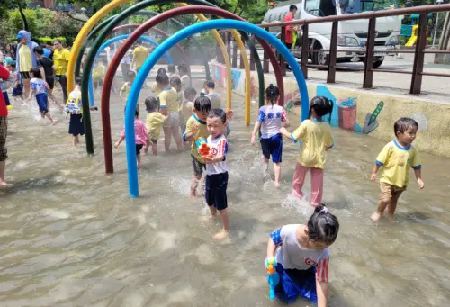 ▲新莊塭仔底濕地公園戲水池彩虹噴水隧道。（圖／新北市政府）