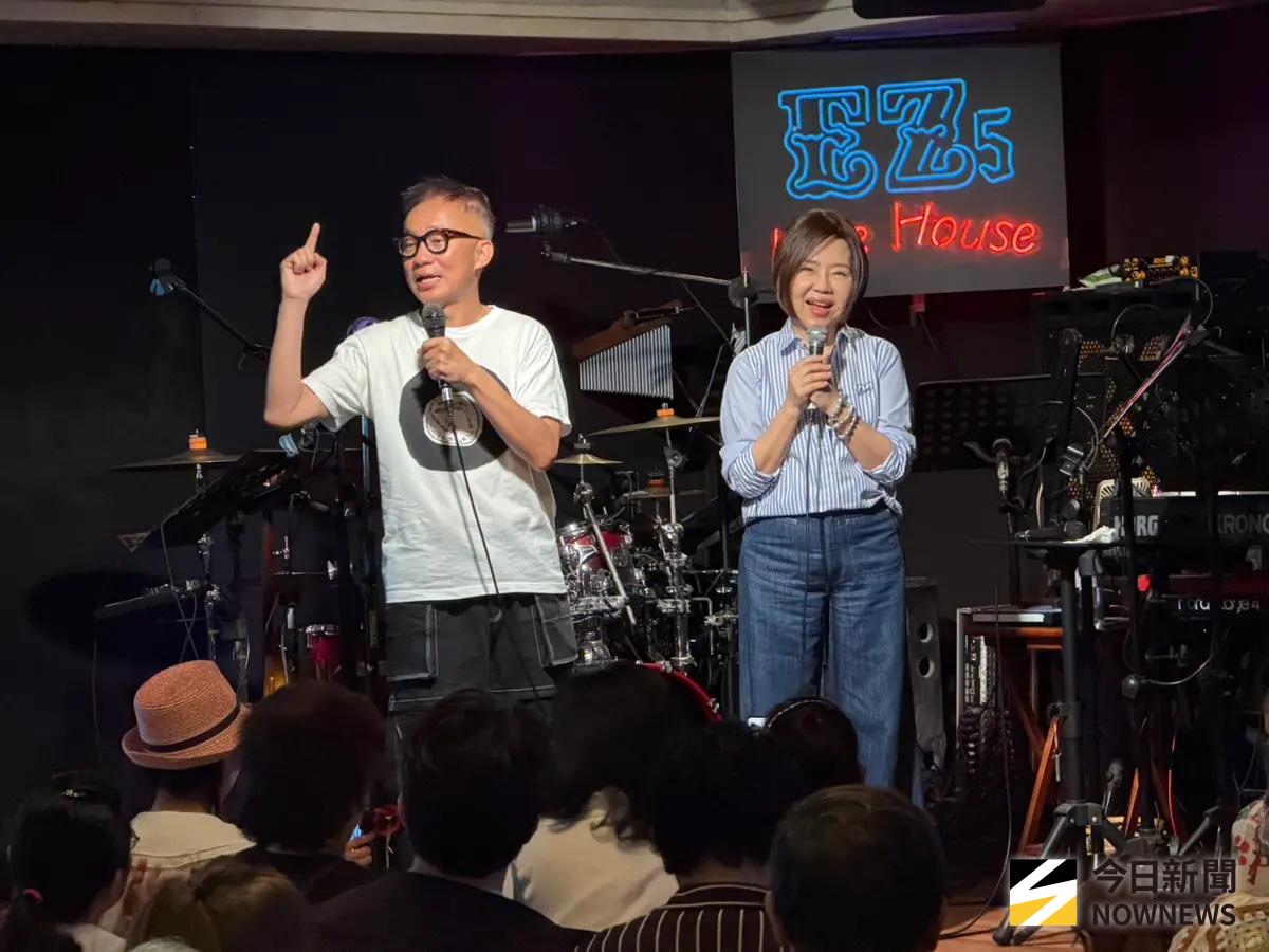 ▲音樂人許常德（左）幫老友陳盈潔辦（右）生前告別音樂會，于美人無償擔任主持人，現場因場地150人數限制，內部已塞爆，還有多位民眾在外久候，眾人一起共襄盛舉。（圖／記者李欣恬攝影）