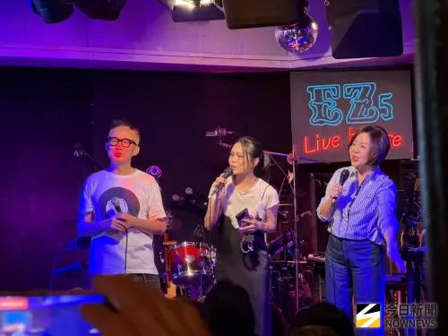 ▲音樂人許常德（左）為老友陳盈潔舉辦生前音樂會，因為是一場沒有彩排的音樂會，主持人于美人（右）突然邀請周蕙（中）上陣唱了一曲〈風飛沙〉，令觀眾感到驚喜。（圖／記者李欣恬攝影）