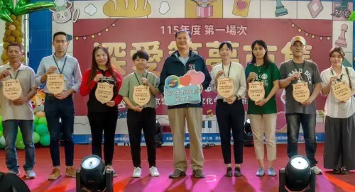 ▲高雄市政府勞工局局長江健興(左7)頒獎表揚僱用身心障礙者的績優友善事業單位，以資鼓勵。(圖／高雄市政府勞工局提供)
