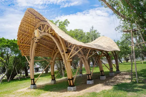 ▲中原文創園區的裝置藝術作品《飛揚中原》。（圖／桃園市政府）