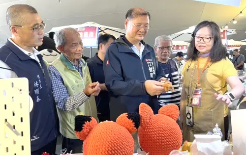 ▲高雄市政府勞工局局長江健興到各種特色美食與文創攤位關心。(圖／高雄市政府勞工局提供)