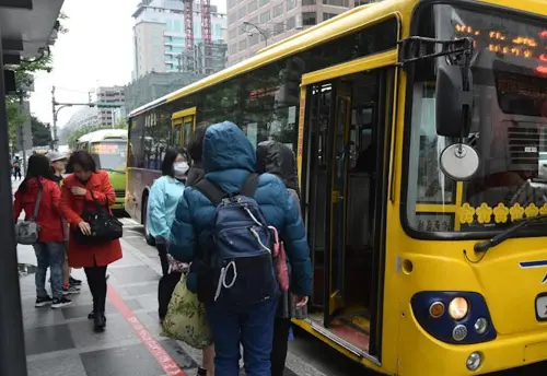 台南最強公車確定是它！年吸119萬人愛搭　乘客想哭：每天被擠扁