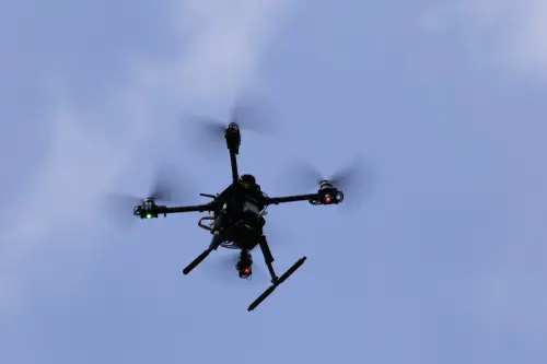 ▲漢翔發表「AIxVNAV無人機視覺導航定位系統」，5月29日在自強工程顧問公司協助下，於嘉義亞創中心，以實機飛行展示最新科技成果。（圖／漢翔提供）