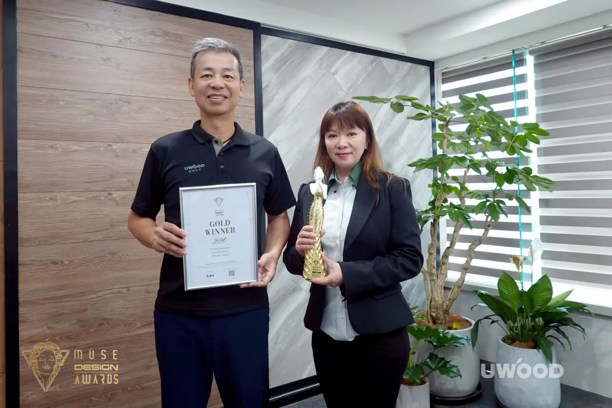 ▲優渥設計榮獲「 2026美國繆思設計大獎金獎」肯定，陳國都董事長(左)與設計師謝君儀(右)開心合影。（圖／歐德提供）