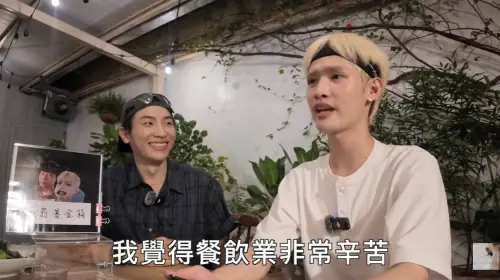 ▲鍾明軒（右）與友人環島賣雞蛋糕3天，忍不住直呼：「餐飲業非常辛苦」。（圖／翻攝自YouTube@big_star_ken）