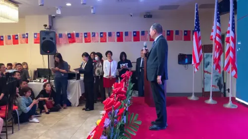 ▲侯友宜在台上演說時，身著全黑套裝的陳珮馨則在台下即時進行口譯，展現超強實力。（圖／記者陳韻年攝）